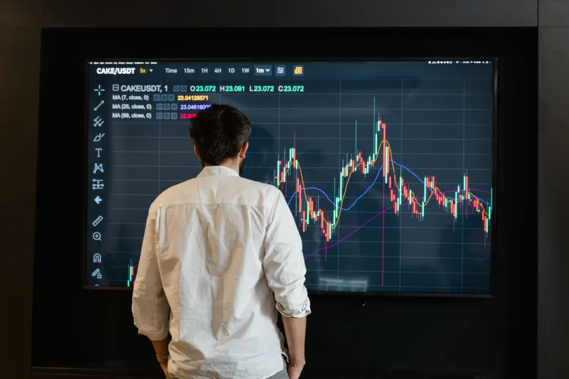 Spegni la TV, Apri i Dati: Perché gli Esperti in Giacca e Cravatta Ti Faranno Perdere Soldi